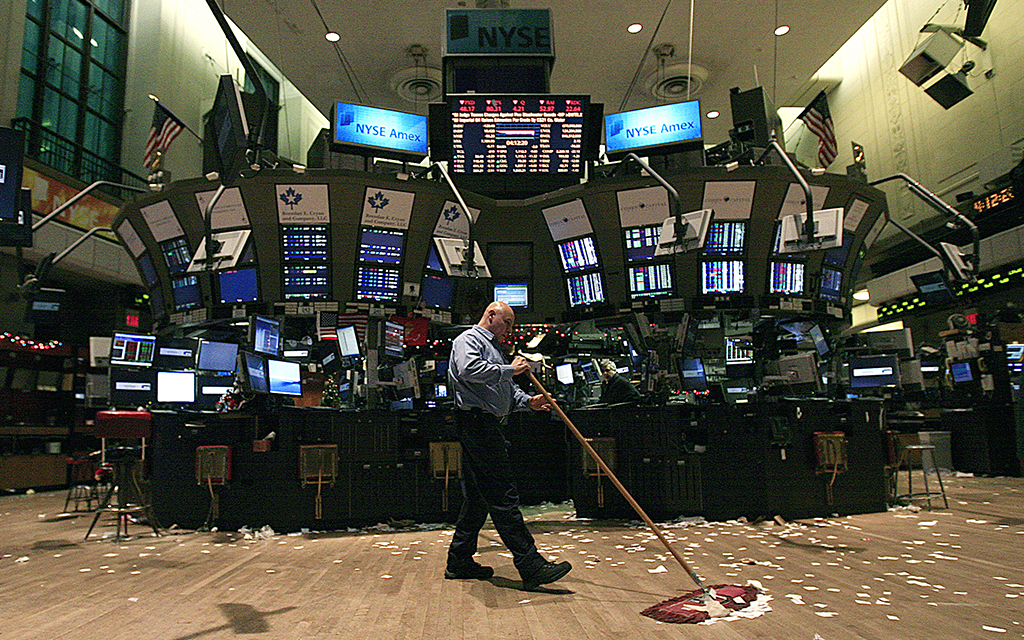 En städare sopar golvet inne på New Yorkbörsen.