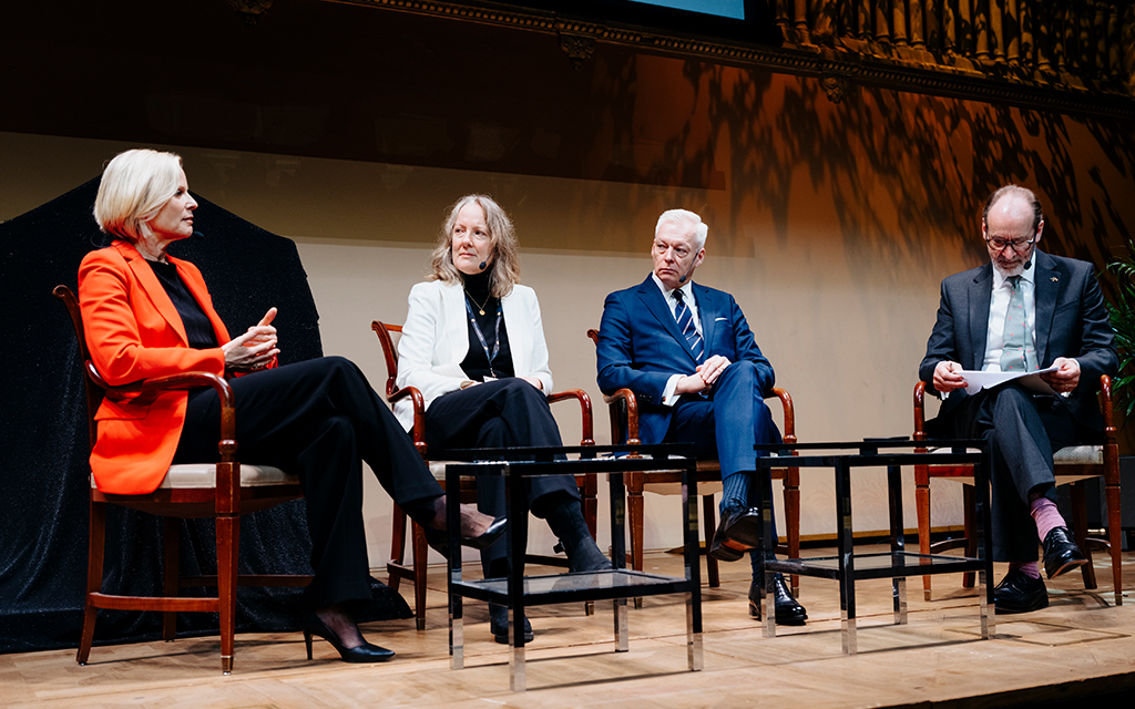 Anna Wieslander, Nordenchef Atlantic Council, Samatha Job, Storbritanniens ambassadör, Joakim Paasikivi, geopolitisk rådgivare Mannheimer Swartling, och Alasdair Ross, Countries Editor, The World Ahead 2026, i samtal på scenen i Vinterträdgården på Grand Hôtel. Foto: Samuel Unéus