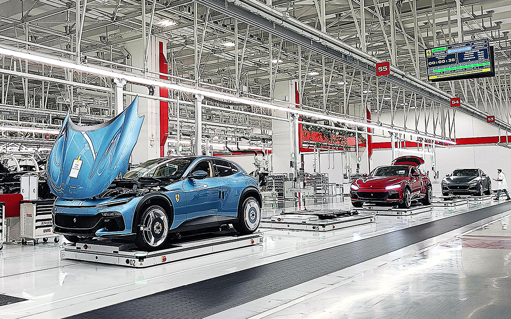 Bilar på rad i en produktionslina i Ferrari’s fabrik i Maranello