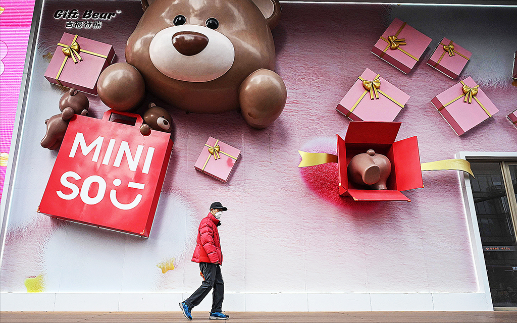 En man i röd täckjacka