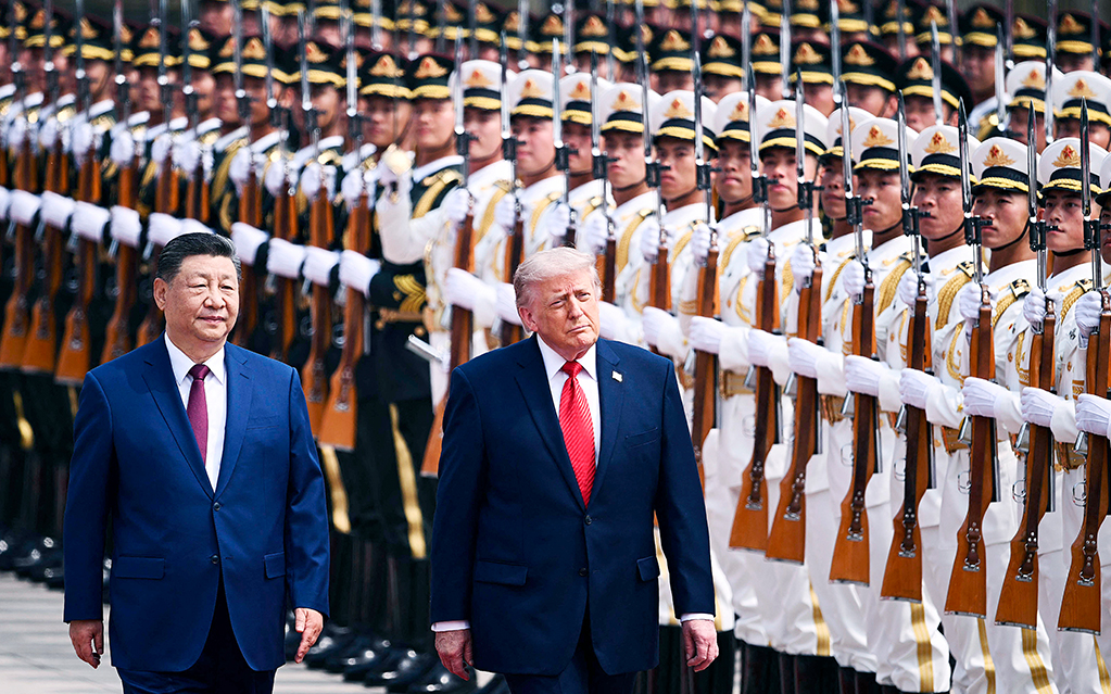 USA:s president Donald Trump och Kinas president Xi Jinping går framför en rad uppställda män i uniformer under ett formellt möte i Kina