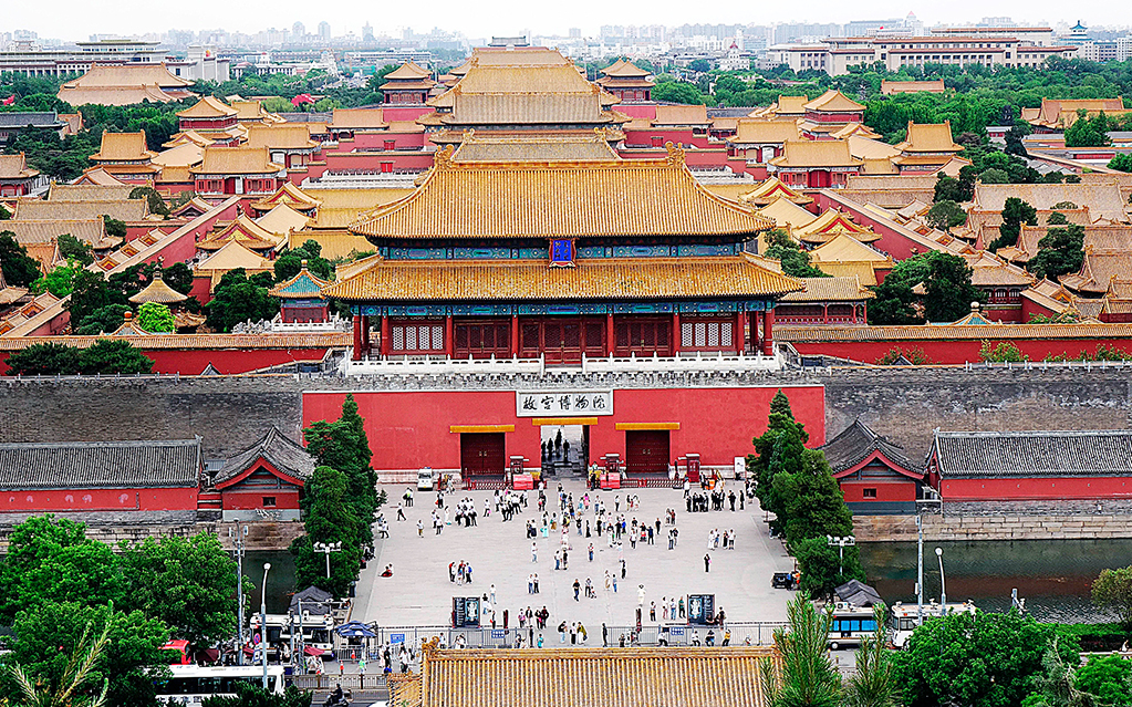 Tre turister blickar ut mot Förbjudna staden i Peking. Året är 2026 och luften är mycket renare än på bilden till vänster.