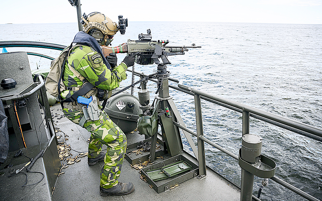 En prickskytt på Stridsbåt 90.