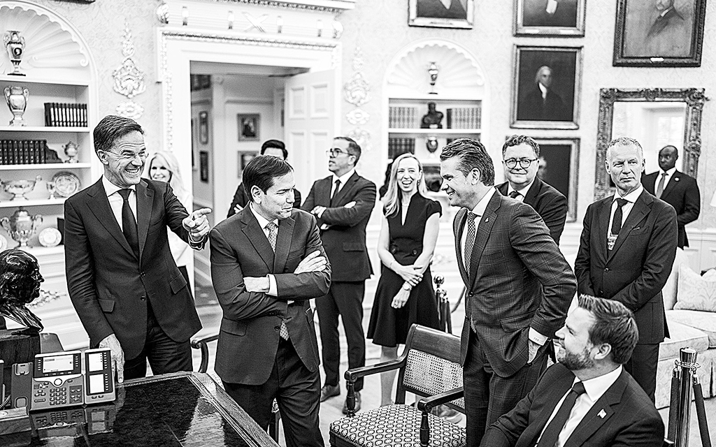Natos generalsekreterare Mark Rutte, USA:s utrikesminister Marco Rubio, försvarsminister Pete Hegseth och vice president JD Vance i samtal under möte med president Donald Trump i Ovala rummet. Stämningen ser uppsluppen ut och alla skrattar.