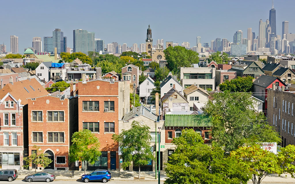 Utsikt över Chicago med byggnader och skyskrapor i bakgrunden.